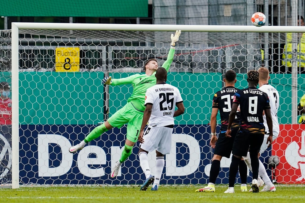 Sandhausens Torwart Patrick Drewes wehrt einen Torschuss ab.