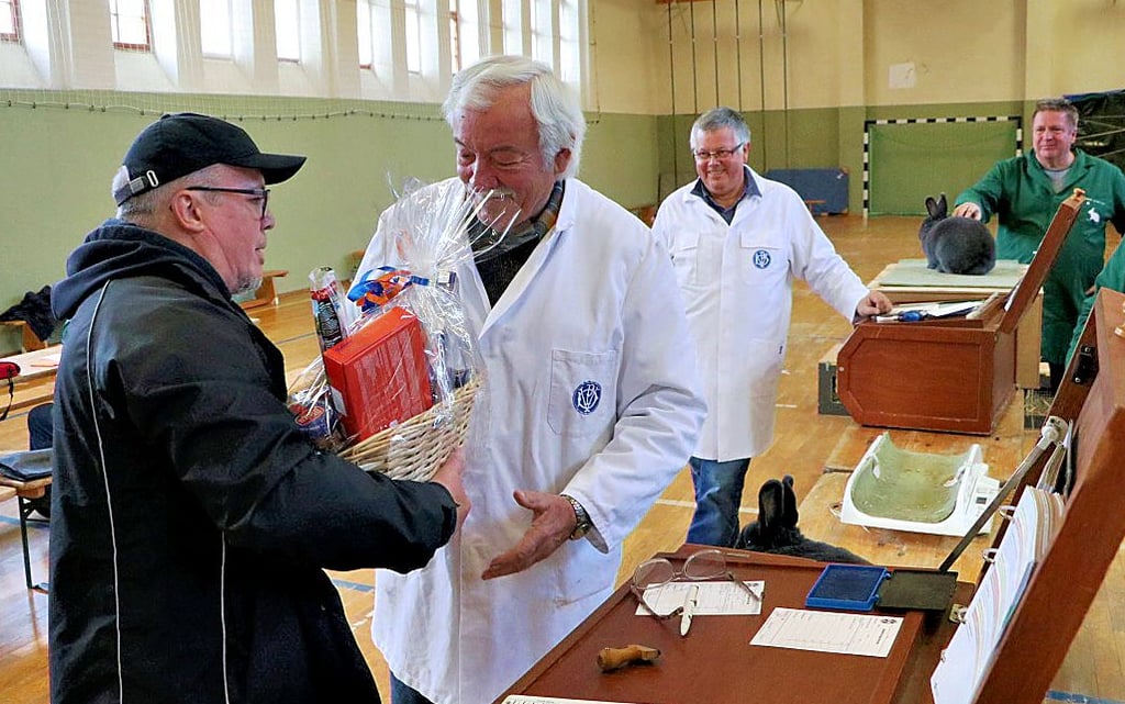 Vereinsvorsitzender Lutz Matthias gratuliert Willy Stolze nachträglich zu seinem 80. Geburtstag.