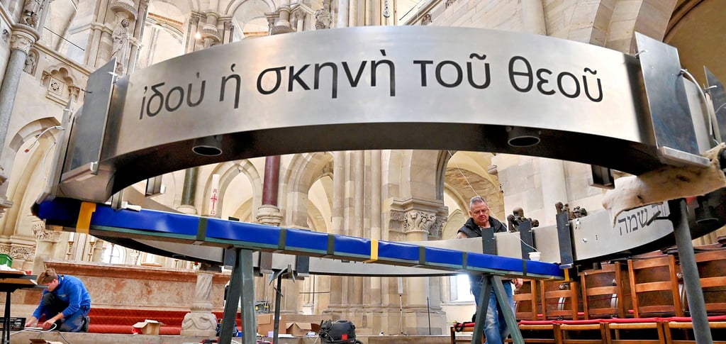 Arbeiten am neuen Radleuchter für den Magdeburger Dom.