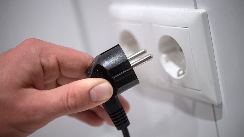 Die Industriebetriebe in Sachsen-Anhalt haben 2020 etwas weniger Strom verbraucht als im Vorjahr.