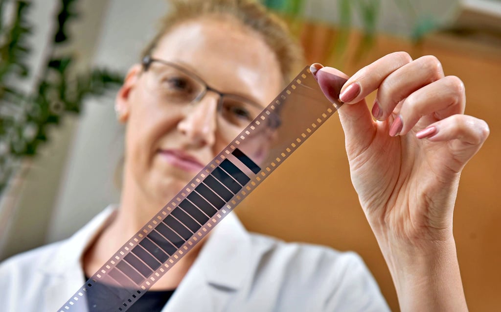 Filmotec-Mitarbeiterin Manuela Hille kontrolliert, ob die Filmmaschine auch die richtige Qualität liefert.