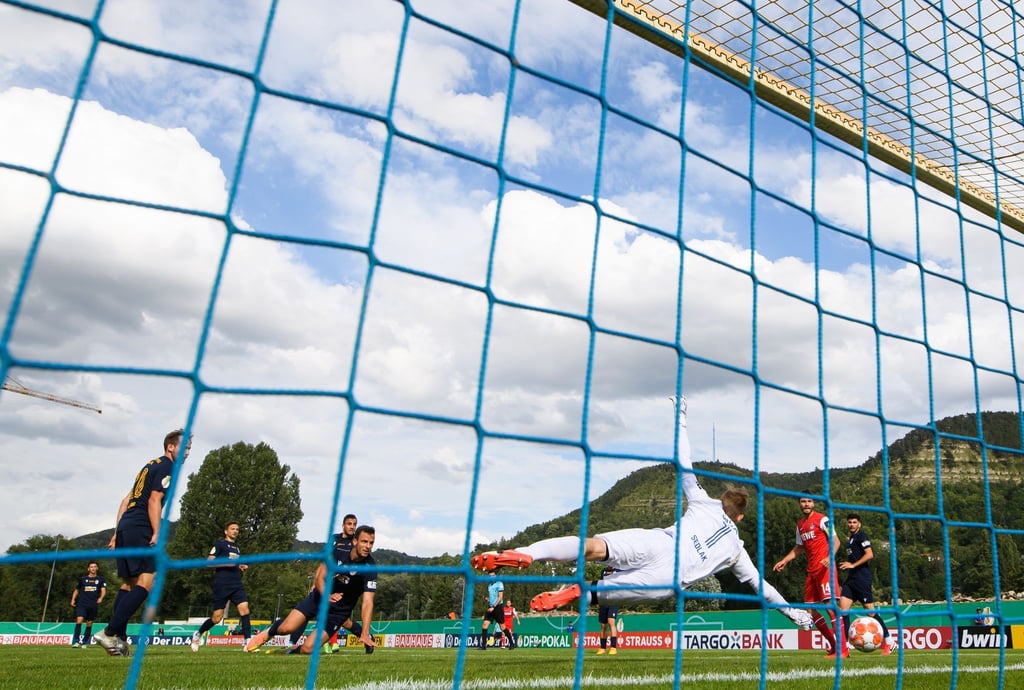 Jenas Torwart Lukas Sedlak kann das Tor zum 1:1 nicht verhindern. Letztlich setzt sich der 1. FC Köln im Elfmeterschießen durch.