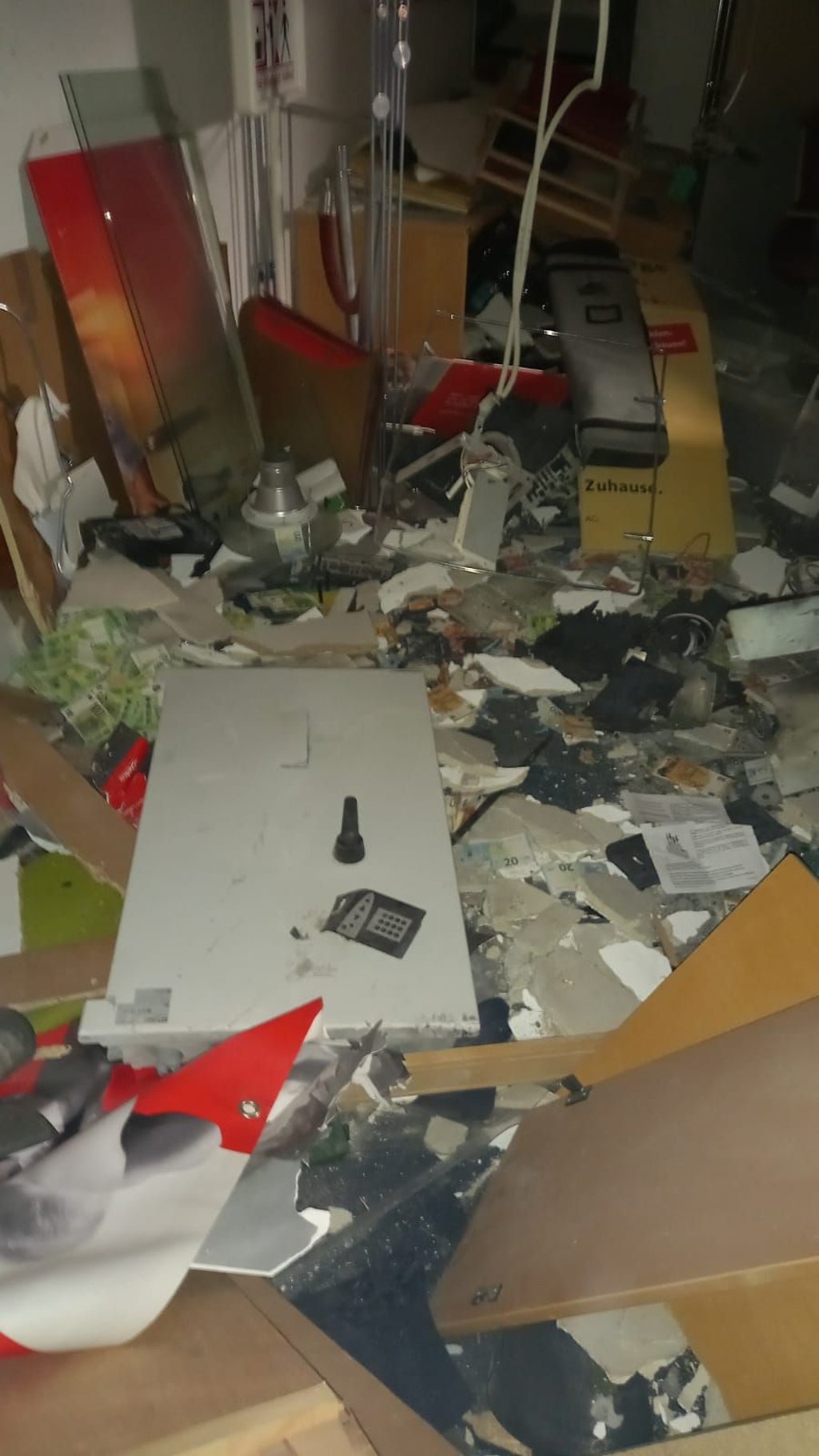 Durch die Sprengung wurde der Innenraum der Bankfiliale beschädigt.