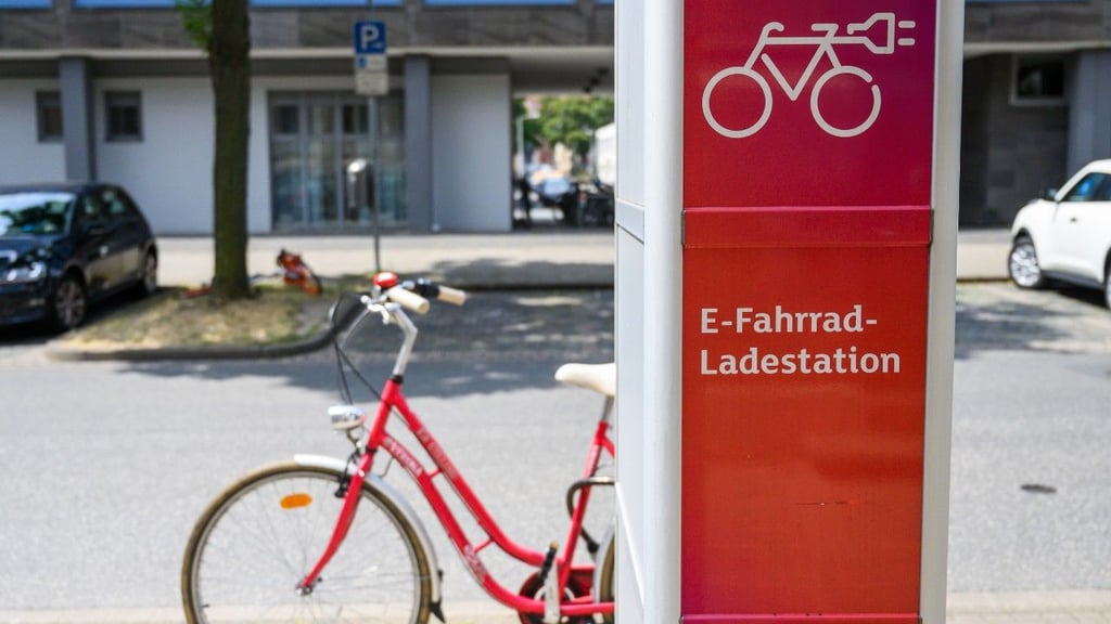 Ein Fahrrad steht an einer Ladesäule für E-Bikes des Energieversorgers Enercity. Gut drei Monate nach Start des Förderprogramms von Lotto-Toto Sachsen-Anhalt für neue Elektro-Fahrräder-Ladestationen wurde schon über die Hälfte der Fördermittel vergeben