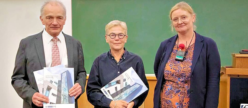 Prof. Dr. Gerburg Keilhoff (Mitte) wurde nicht nur zur besten Dozentin gewählt, sondern von Dekanin Prof. Dr. Daniela Dieterich (r.) auch gemeinsam mit Prof. Dr. Hermann-Josef Rothkötter in der Kategorie „Beste Fächer der Vorklinik“ mit dem Lehrpreis ausgezeichnet.