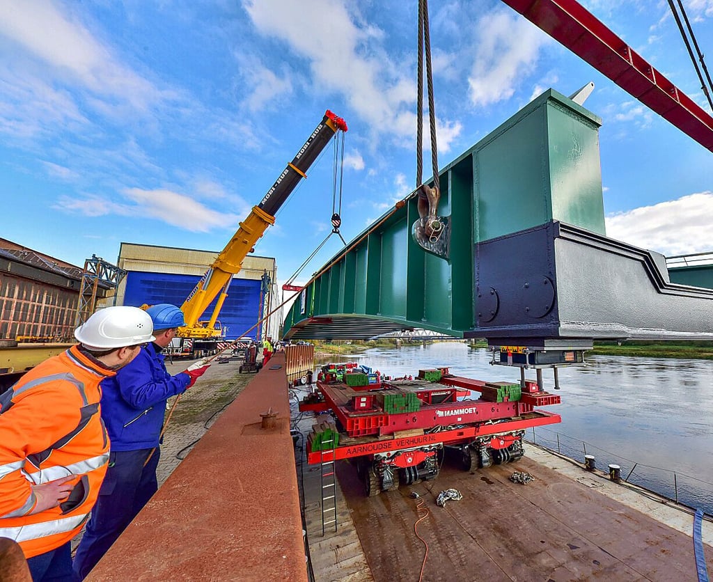 Behutsam wird die Brücke auf den Ponton herabgelassen.