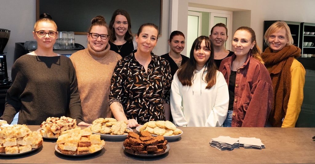 Lena Oschmann (4. von links) mit Ihrem Team im neu eröffneten Café „Herzstück“ in Wolmirstedt.