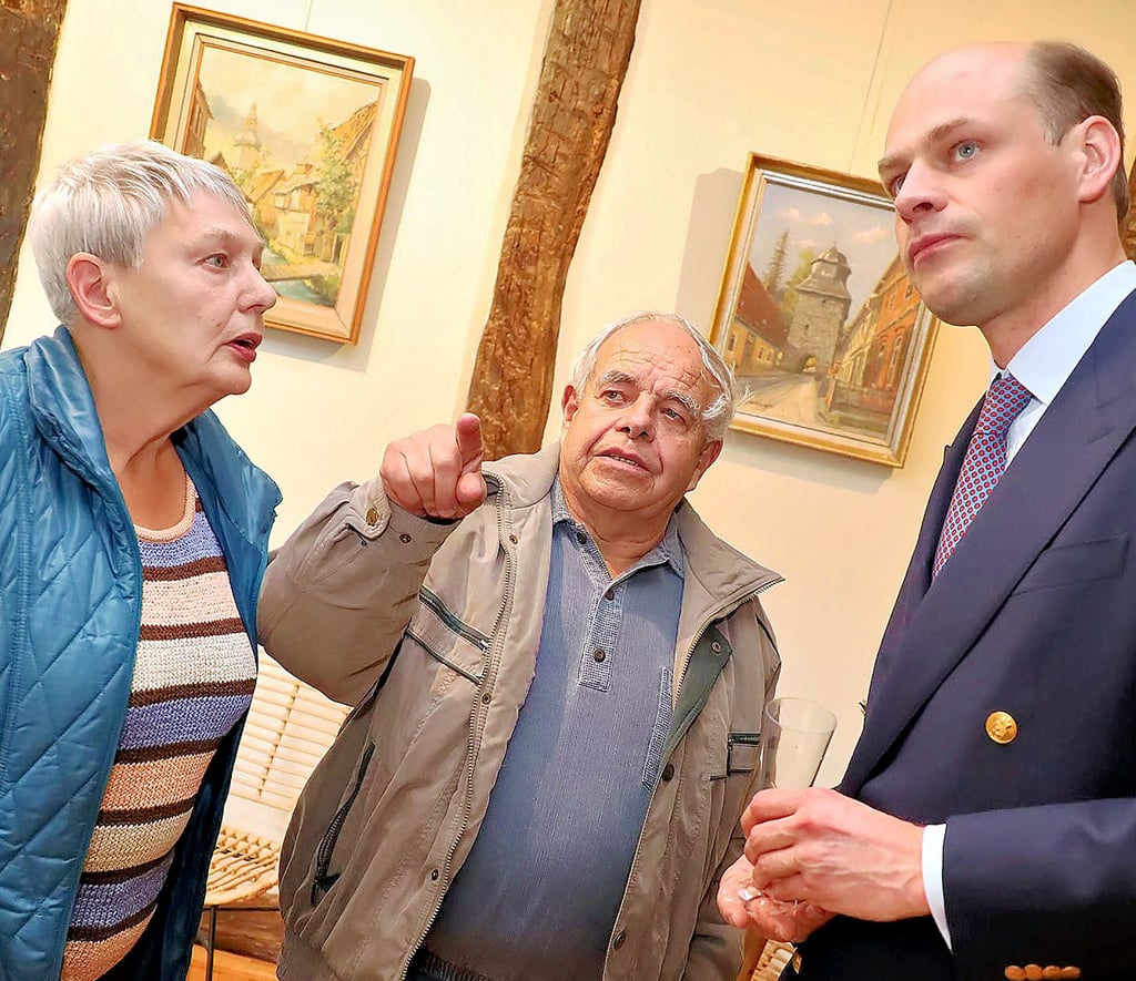 Franziska Polte - hier mit Ehemann Rainer und Christoph Prinz zu Stolberg-Stolberg im Gespräch - ist eine Enkeltochter von Richard Thierbach.