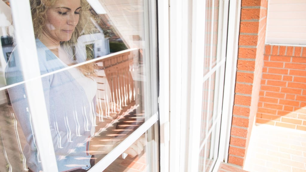 Während Haustüren meist gut vor Einbruchsversuchen gesichert sind, sind Balkontüren oft Schwachstellen am Haus.