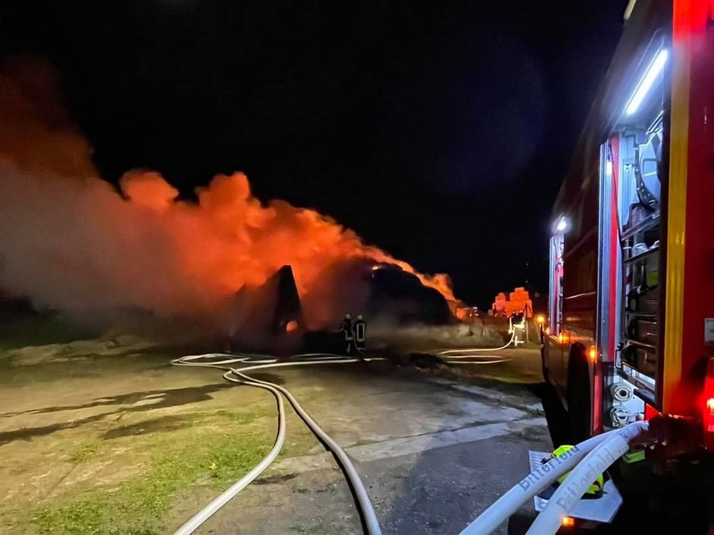 Die Strohdiemen in Pfaffendorf brennen lichterloh.