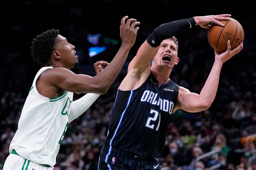 Moritz Wagner (r, 21) zieht gegen Boston Celtics Guard Josh Richardson zum Korb.