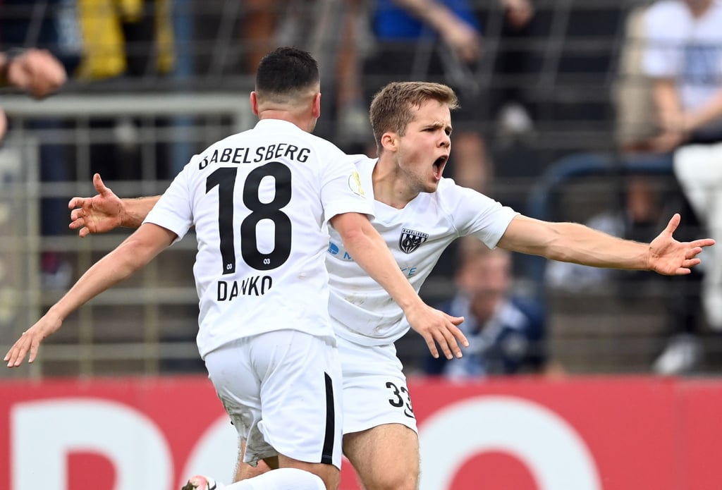 Der Regionalligist SV Babelsberg schlägt den Bundesliga-Aufsteiger Greuther Fürth im Elfmeterschießen.