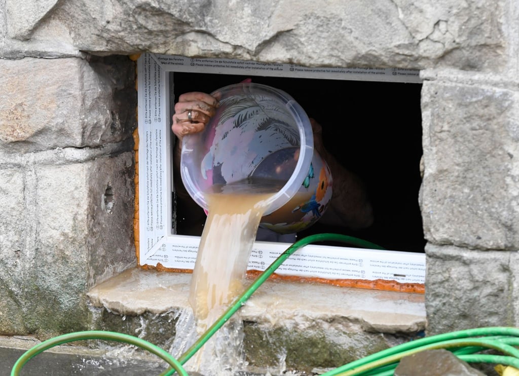 Nach einer Überflutung muss das Wasser so schnell wie möglich aus dem Gebäude raus, um Folgeschäden zu vermeiden. Daher: Den Strom im Keller früh abstellen, sonst drohen Kurzschlüssen und Lebensgefahr.