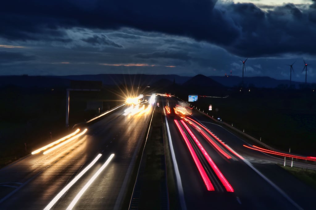 Eine Autobahn in der Nacht.