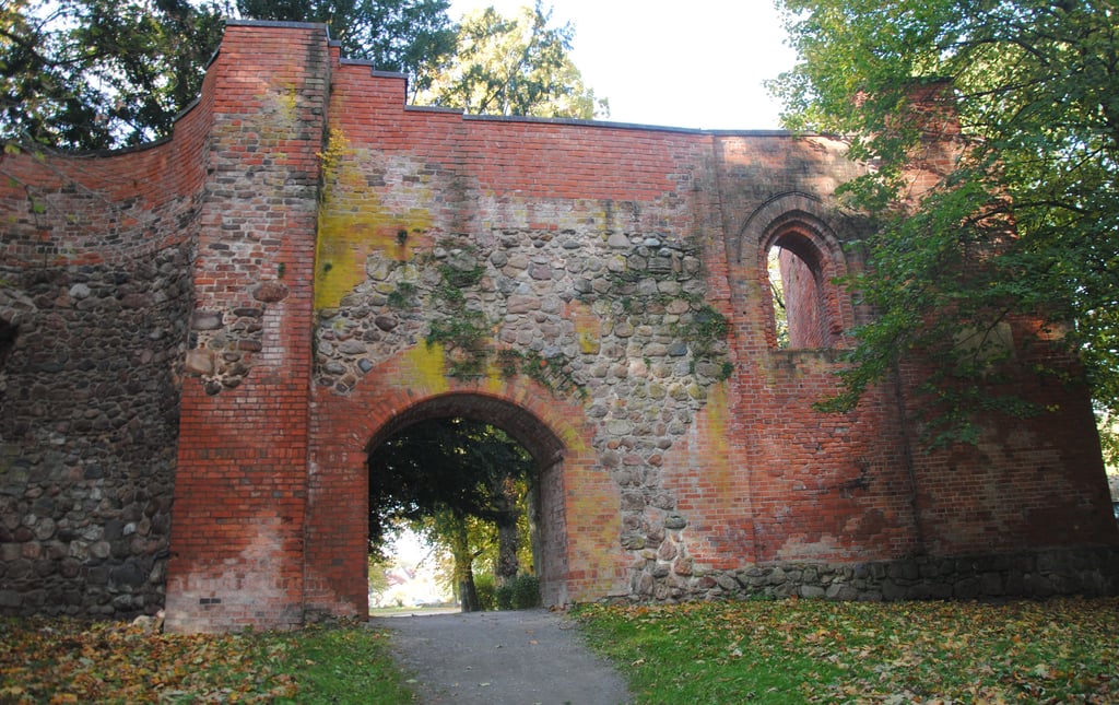 Zu den Resten der Beetzendorfer Burganlage, die um 1140 im sumpfigen Gelände errichtet wurde, gehört das nördliche Burgtor, das Werner von der Schulenburg im 19. Jahrhundert rekonstruieren ließ.