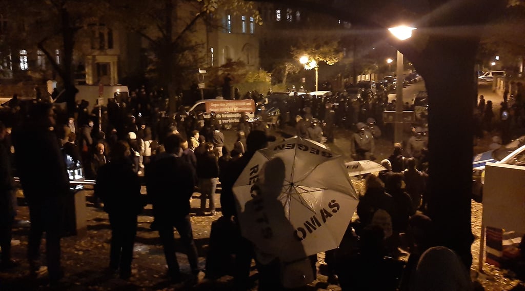 Rund 200 Menschen protestierten gegen die Kundgebung am Rathenauplatz in Halle (Saale).