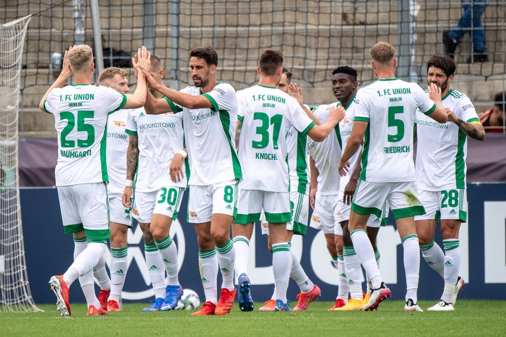 Die Spieler von Union Berlin feiern den Treffer zur 1:0-Führung bei Türkgücü München.