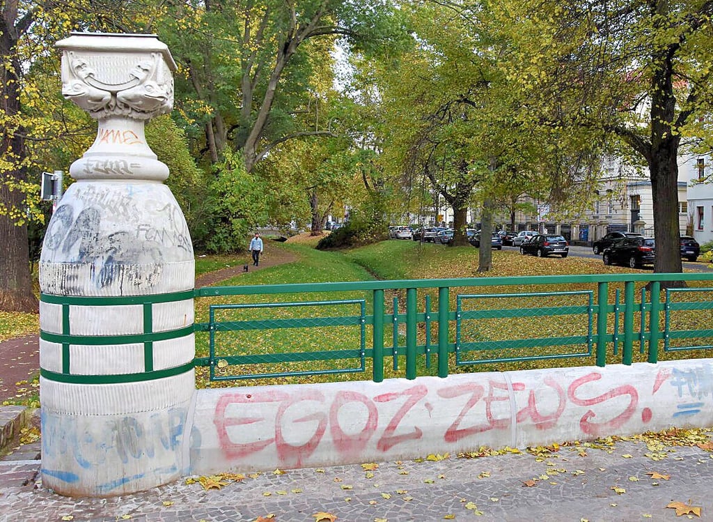 Die Brücken in der Goethestraße haben ein neues Geländer in einem Grün bekommen, dass sich in das Bild der Bäume und Wiesen entlang der Schrote einfügt.