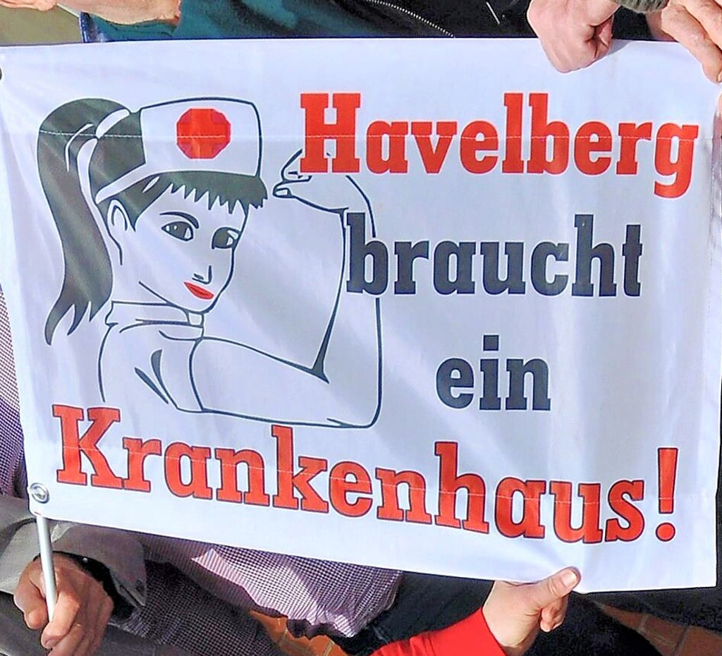 Ein Kreis statt einem Kreuz ist eine Idee für das neue Logo des Vereins. Für eine Aktion am Montag in Genthin wurde das rote Kreuz übermalt.