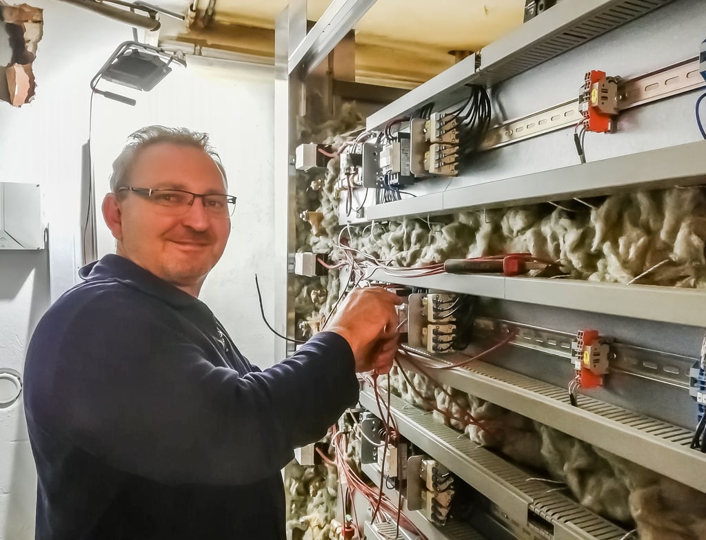 Der neue Ofen in der Bäckerei in Rehmsdorf ist da. Thomas Reinhardt aus dem Vogtland baut die Steuerung ein.