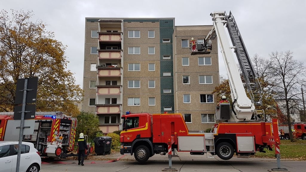 Die Feuerwehr am Punkthochhaus: Dort wurde nach der Ursache des wahrgenommenen Brandgeruchs gesucht.