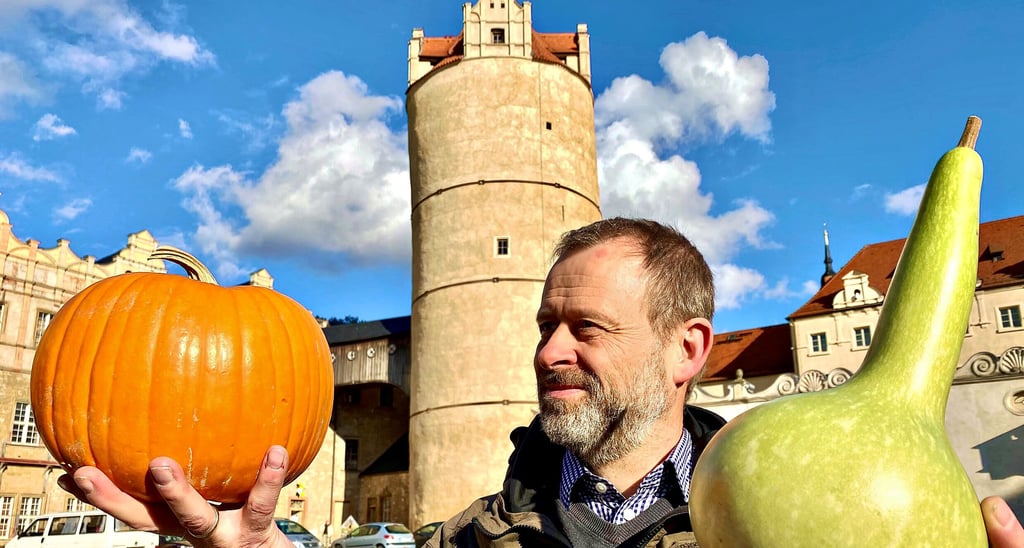 Museumsleiter Roland Wiermann nimmt die Kürbisse für die Gruselnacht im Märchengarten entgegen.