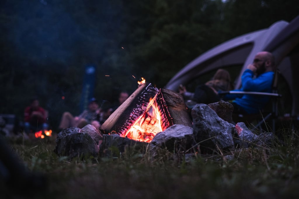 Gemütlich prasselt das Feuer: Im Adventure Camp soll es auch um ein Gefühl von Wildnis und Abenteuer gehen - mitten in Deutschland.