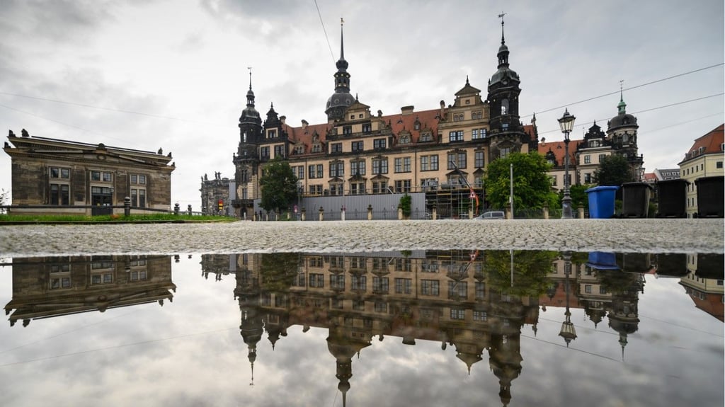 Knapp zwei Jahre nach dem spektakulären Juwelendiebstahl aus dem Historischen Grünen Gewölbe in Dresden ist die Westflügel-Fassade des Residenzschlosses komplett verhüllt.