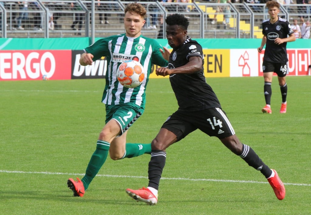 Düsseldorfs Kelvin Ofori (r) kommt gegen Oldenburgs Tassilo Thiele zum Schussversuch.