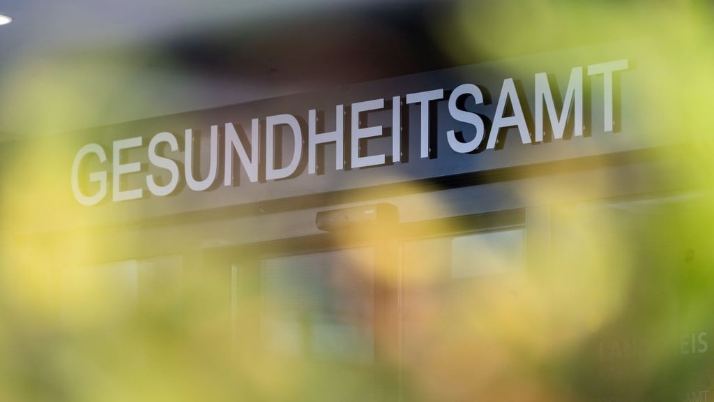 Gesundheitsämter fordern, dass bei künftigen Pandemien der Personalaufwuchs schneller geht, zum Beispiel durch Abordnungen aus anderen Behörden.