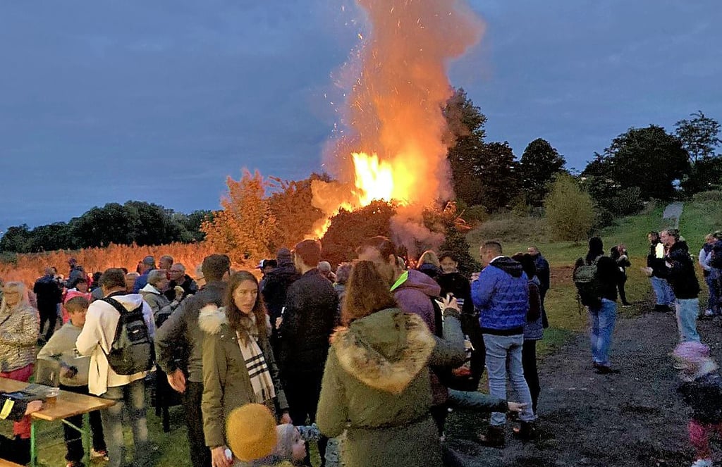 Die  Kartoffelfeuer in Unseburg und Tarthun zogen sehr viele Besucher an.