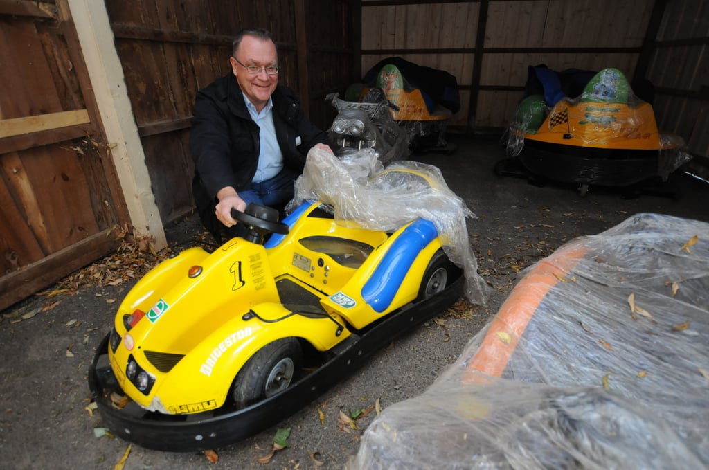 Nagelneu: Uwe Gehrmann zeigt eines der neuen Elektroautos.