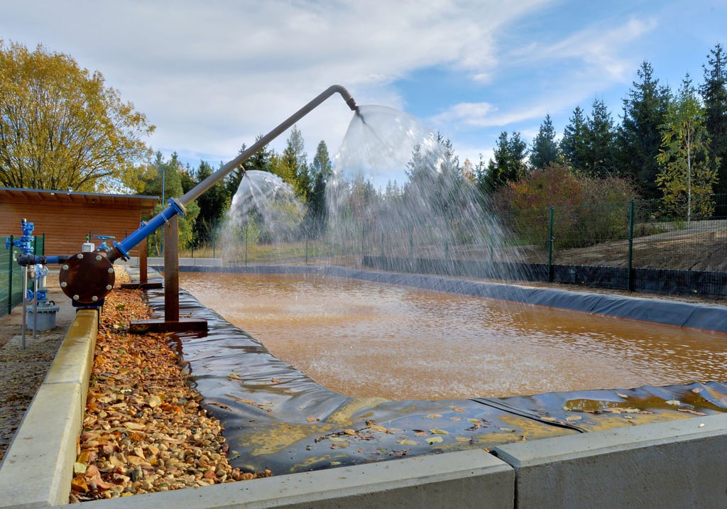Das gepumpte Grundwasser gelangt zunächst über Sprühköpfe in ein Auffangbecken, von wo es unterirdisch in den Mondsee geleitet wird.