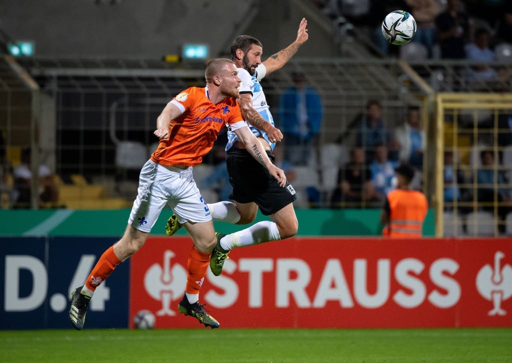 1860-Profi Sascha Mölders (r) und Thomas Isherwood im Kopfballduell.