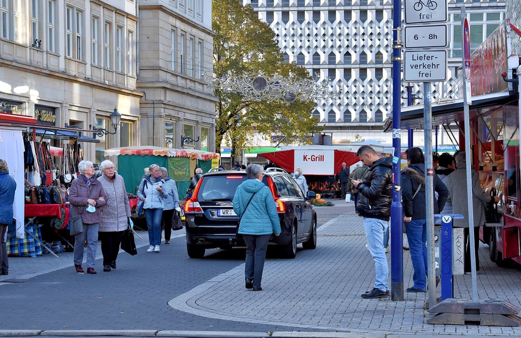 So wie dieser Volvo aus Wernigerode fahren häufig Autos über den Wochenmarkt – obgleich es verboten ist. Auch in entgegengesetzter Richtung ist das der Fall. Hier haben die Händler und die Weiße Flotte inzwischen jedoch Kegel aufgestellt, um ein Durchfahren zu verhindern. Langfristig plant die Stadt ein Durchfahrtsverbot auf dem gesamten Alten Markt an Markttagen.