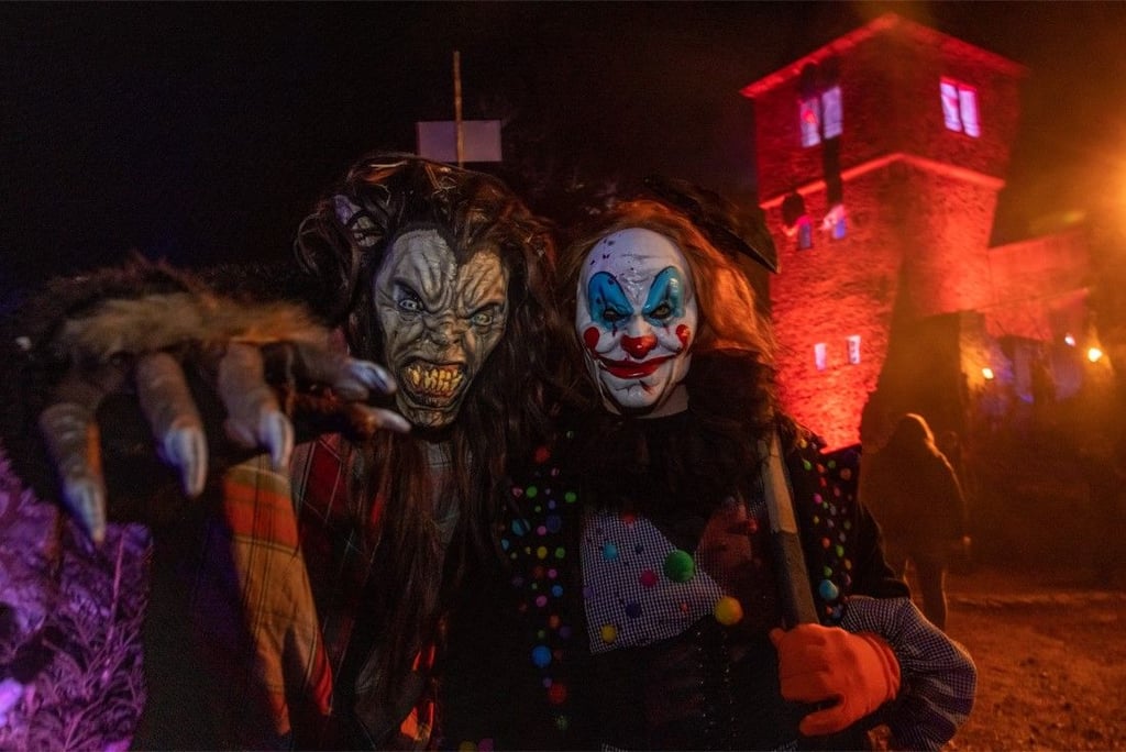Auch Erwachsene lieben es, sich an Halloween gruselig zu verkleiden. Der Horrorclown ist als Kostüm seit Jahren sehr beliebt.