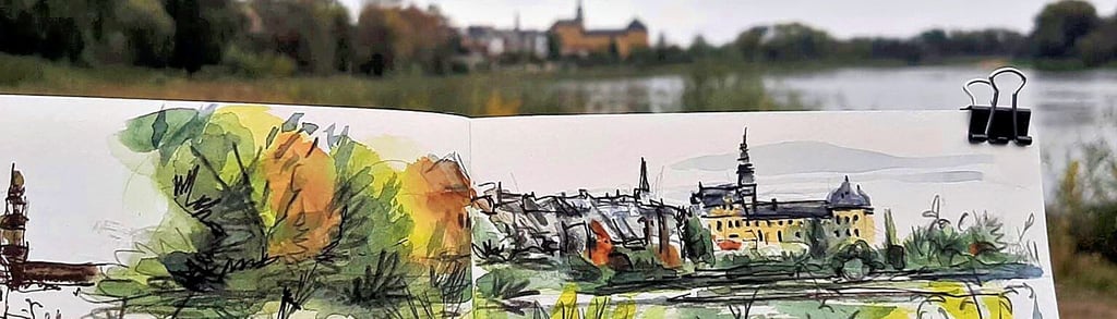 Das Schloss Coswig am Elbufer im Urban-Sketching-Stil (Ausschnitt), mit Original im Hintergrund, von Kristin Kuchenbecker.