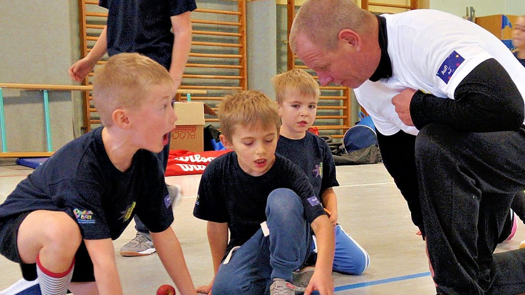 Sportpädagoge Andreas Günther gibt den Kindern in Siersleben Anweisungen.