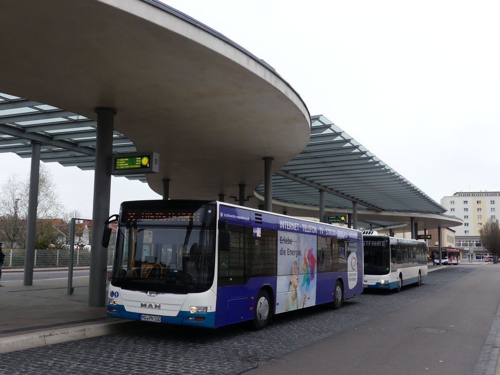 Ein PNVG-Bus am Busbahnhof Merseburg.