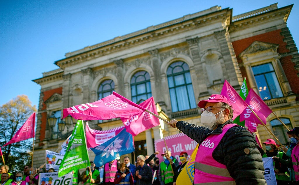 Rund 50 Beamte und Beschäftigte des öffentlichen Dienstes protestierten im Vorfeld der Tarifverhandlungen in Magdeburg vor der Staatskanzlei für mehr Gehalt und gegen Änderungen bei ihrer Eingruppierung.