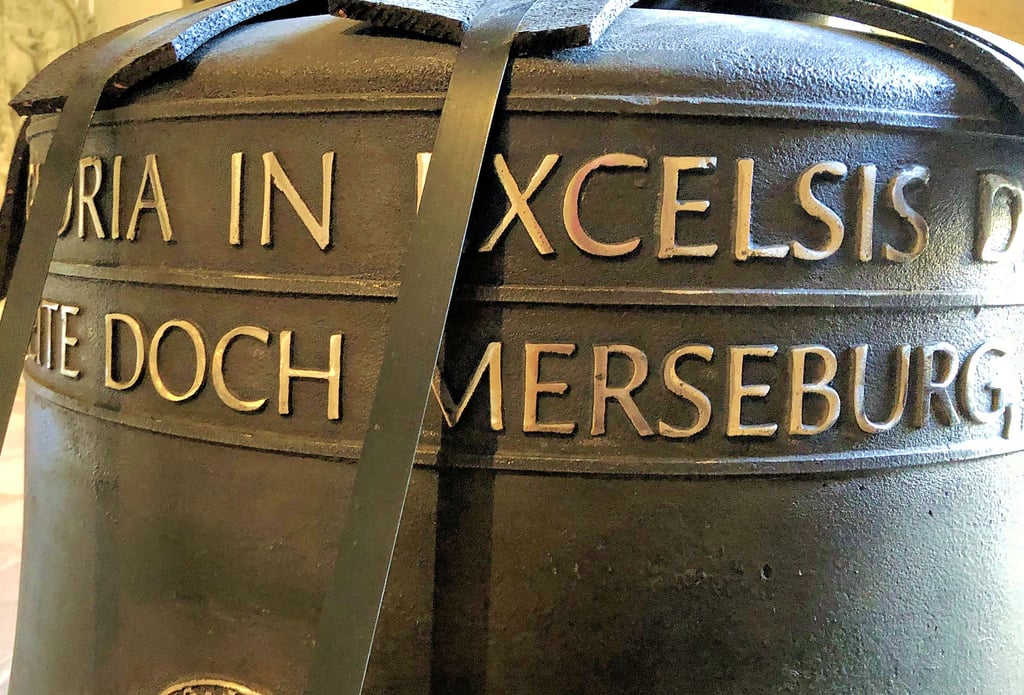 Die neue Glocke des Merseburger Doms, bevor sie per Kran in den Glockenstuhl gebracht wurde.