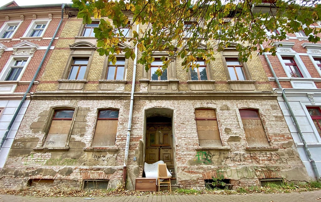 Schrottimmobilien wie dieses baufällige Haus in der Karlstraße wird es wohl auch weiterhin in Dessau-Roßlau geben.