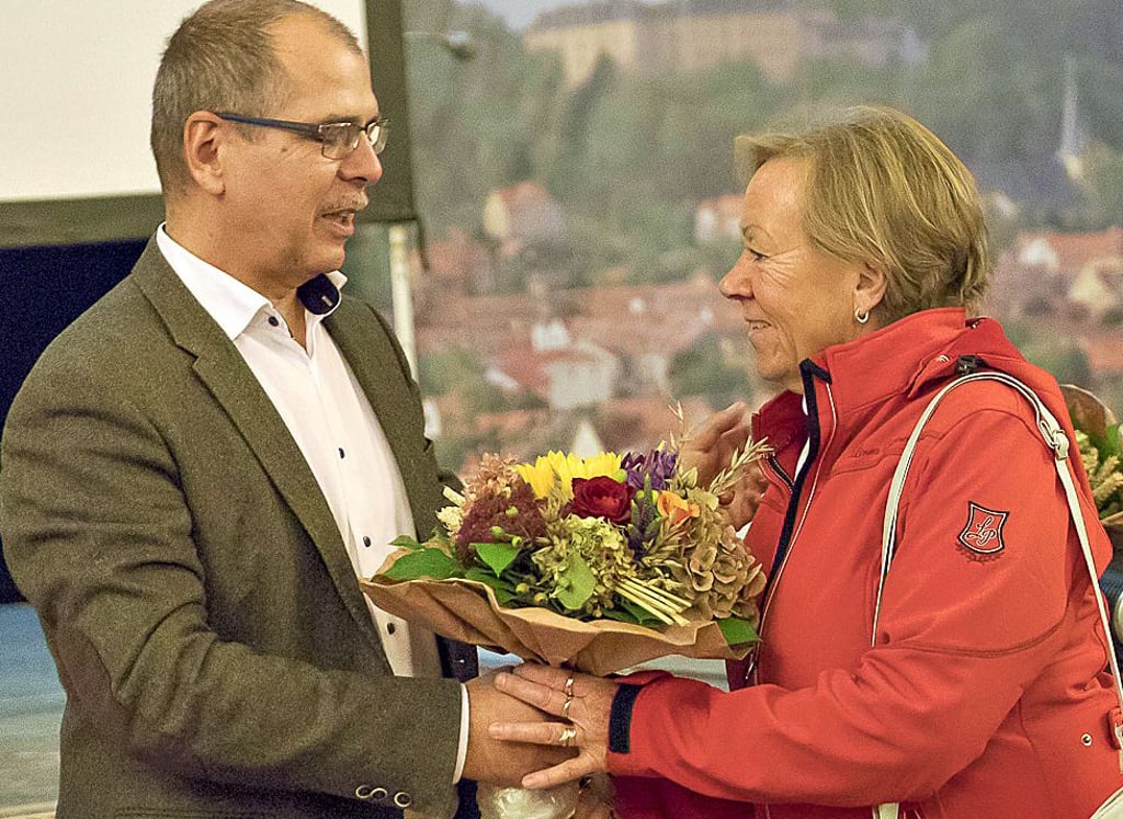 Andre Gast übergibt Dagmar Thomas als Leiterin des Arbeitskreises Hochzeiten einen Blumenstrauß als Dankeschön.
