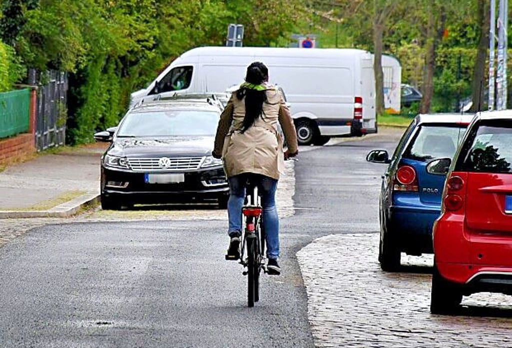 Asphaltstreifen in der östlichen Wilhelm-Külz-Straße.