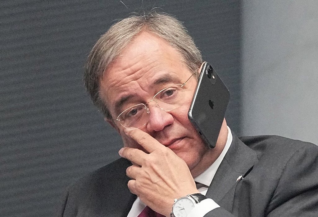 Der Bundesvorsitzende der CDU, Armin Laschet, telefoniert auf kuriose Weise bei der konstituierenden Sitzung des neuen Bundestags