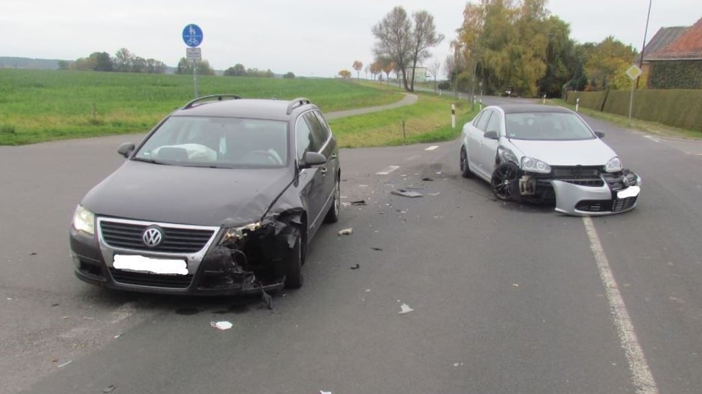 Bei einem Unfall an der Kreuzung nach Böddenstedt bei Salzwedel wurden zwei Frauen leicht verletzt. Die beiden VW waren nach dem Crash nicht mehr fahrbereit.