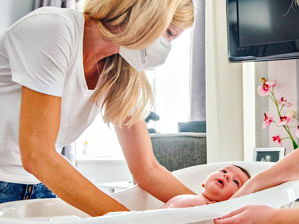 Hebammen helfen auch nach der Geburt bei der Betreung der Babys.