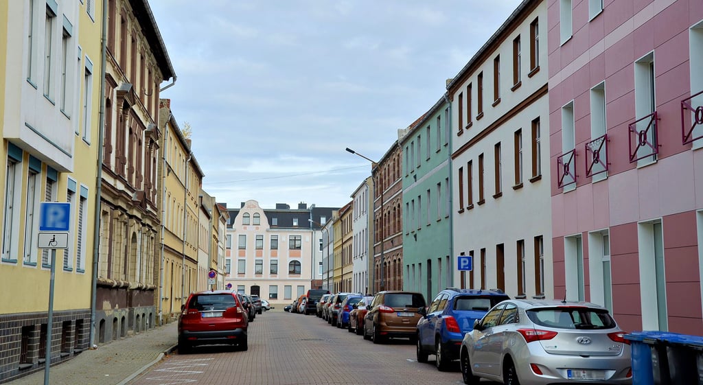 In der Humboldtstraße in Staßfurt-Leopoldshall stehen gleich mehrere Häuser leer, die dringend saniert werden müssten. In den Parallelstraßen sieht es nicht viel besser aus.