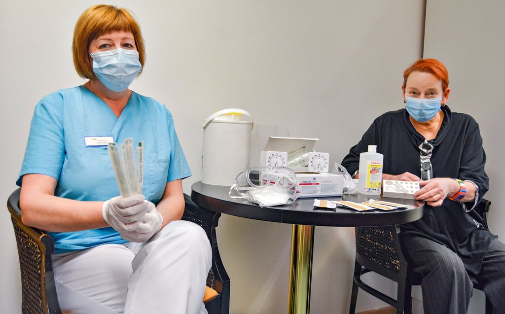 Mit ausreichend Schnelltests, Masken und Hygieneartikeln bereitet sich das Awo-Pflegeheim in Hohenmölsen um Pflegedienstleiterin Anke Gillert (l.) und Heimleiterin Gabriele Elzer auf die nächsten Monate vor.