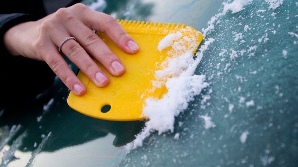 Nächtlicher Frost sorgt für lästiges Eiskratzen am Morgen.